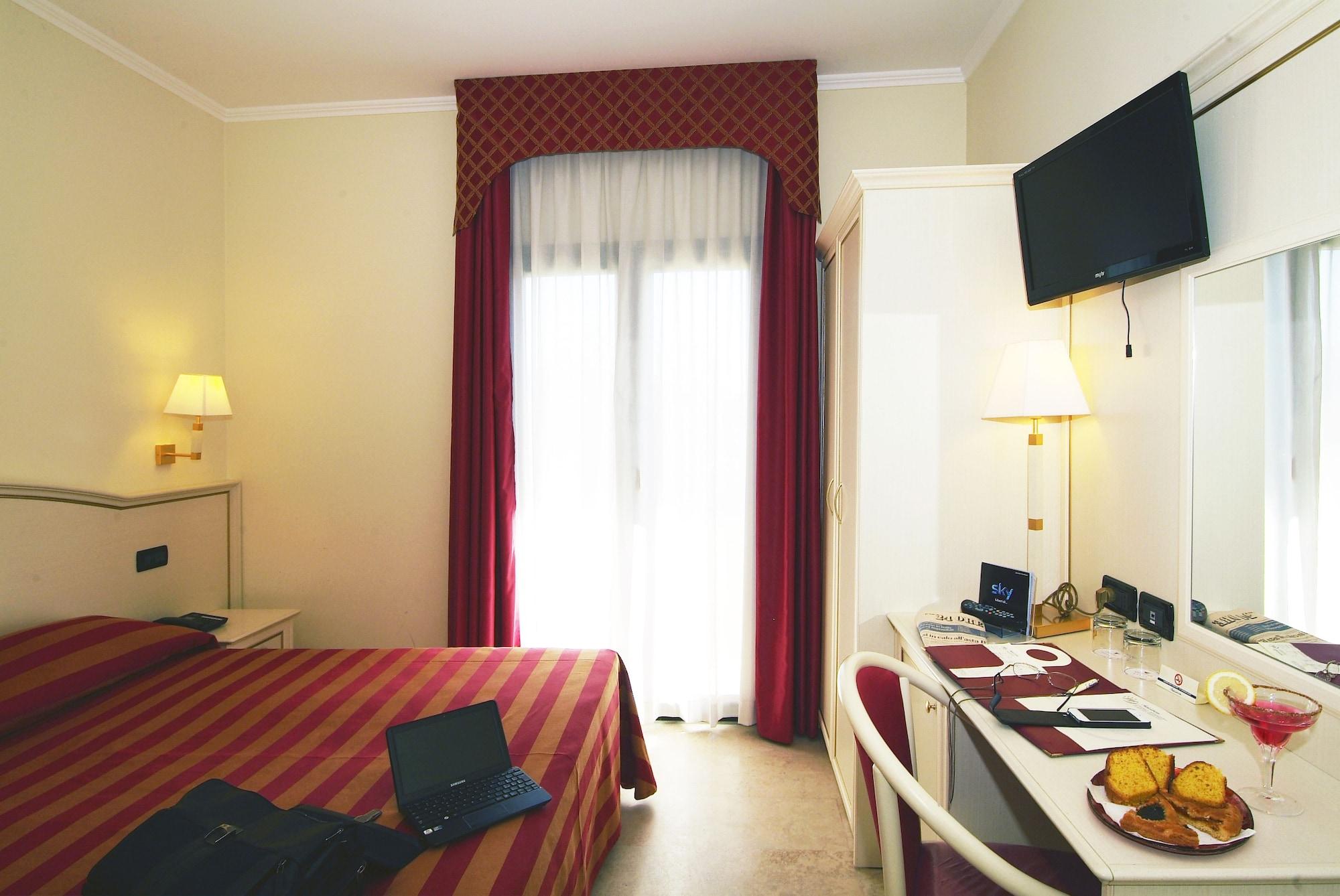 Fashion Hotel Valmontone Exterior photo