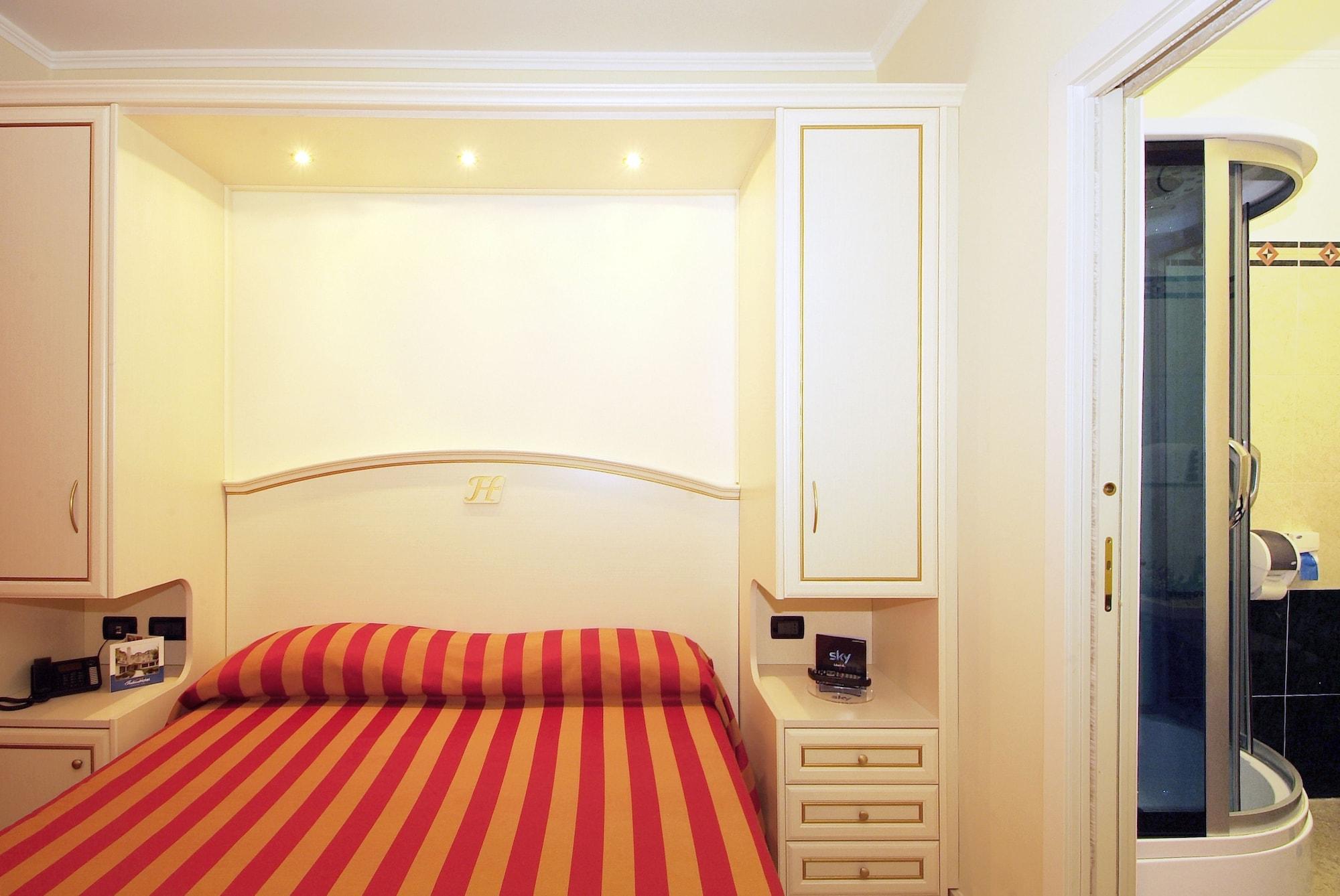 Fashion Hotel Valmontone Exterior photo