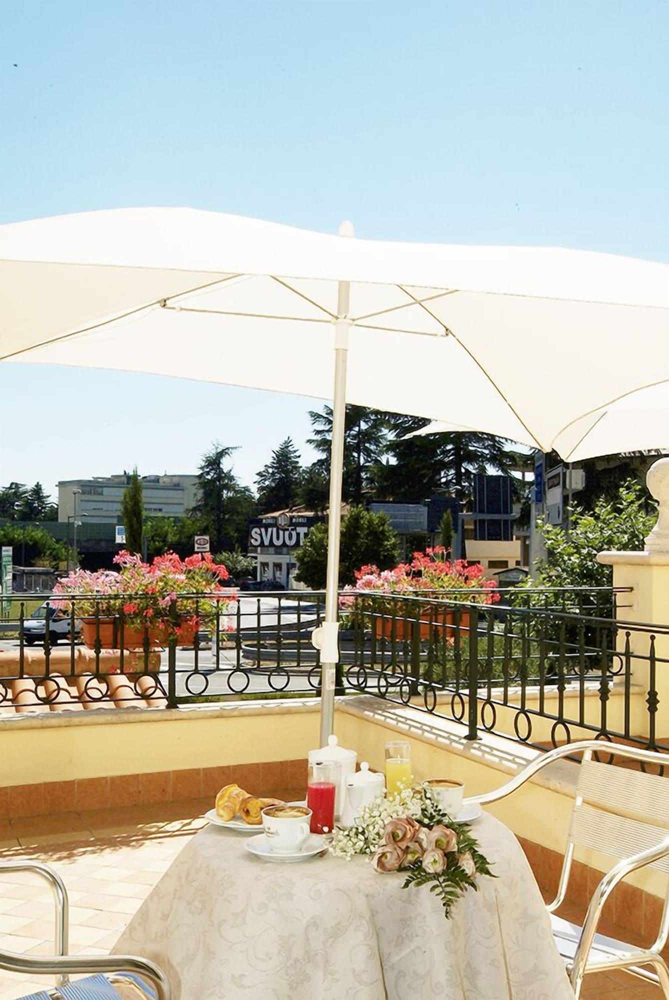 Fashion Hotel Valmontone Exterior photo