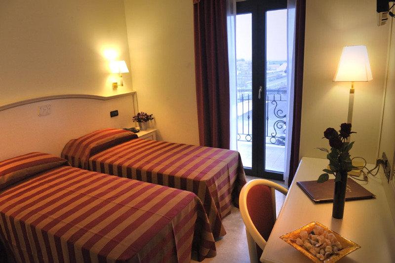 Fashion Hotel Valmontone Exterior photo