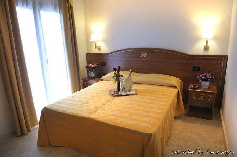 Fashion Hotel Valmontone Room photo