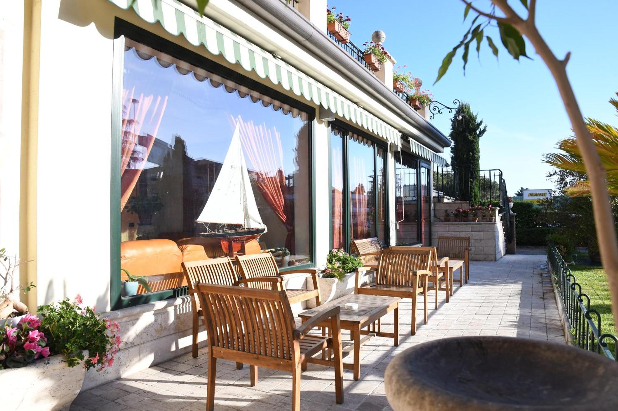 Fashion Hotel Valmontone Exterior photo