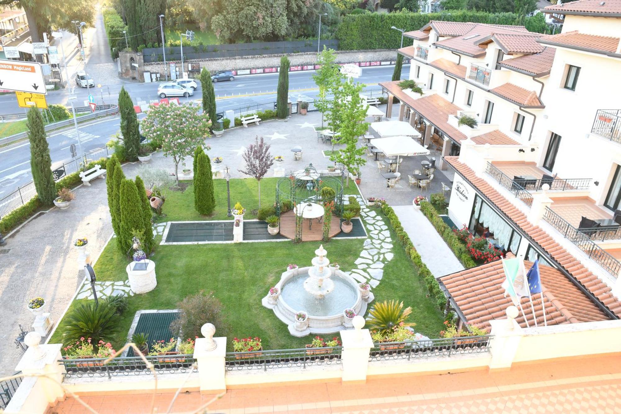 Fashion Hotel Valmontone Exterior photo
