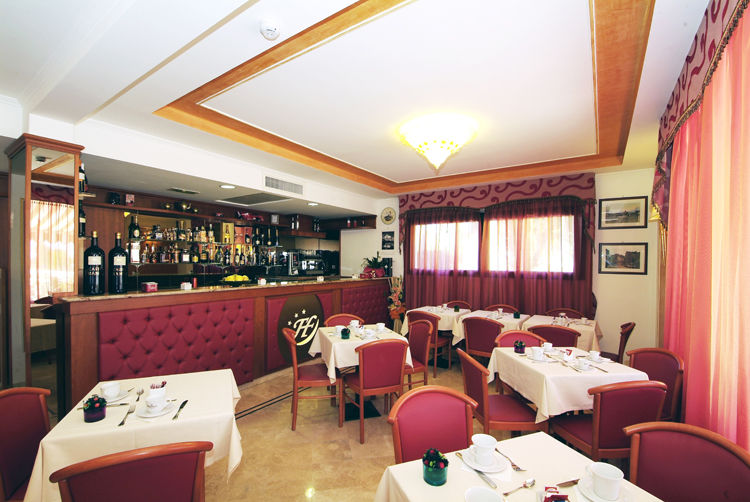Fashion Hotel Valmontone Exterior photo