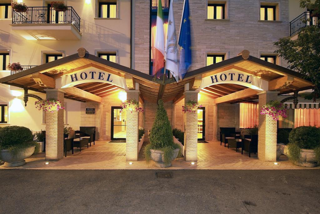 Fashion Hotel Valmontone Exterior photo