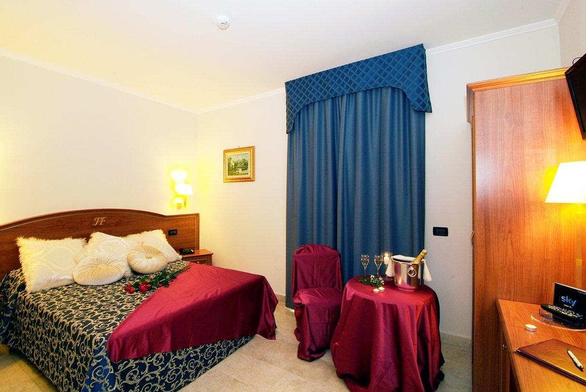 Fashion Hotel Valmontone Exterior photo