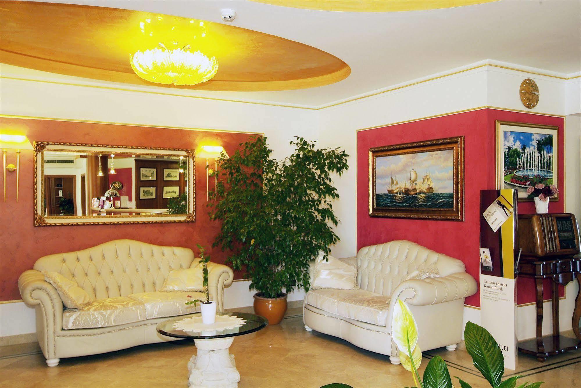 Fashion Hotel Valmontone Exterior photo